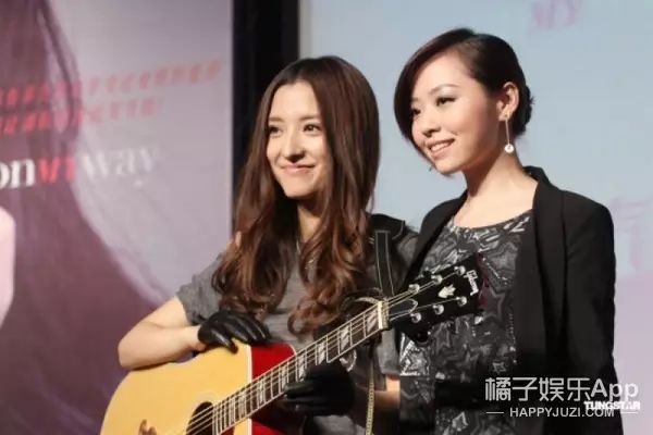 潘辰2009年参加快乐女声比赛之后,就签约了张靓颖的少城时代公司.