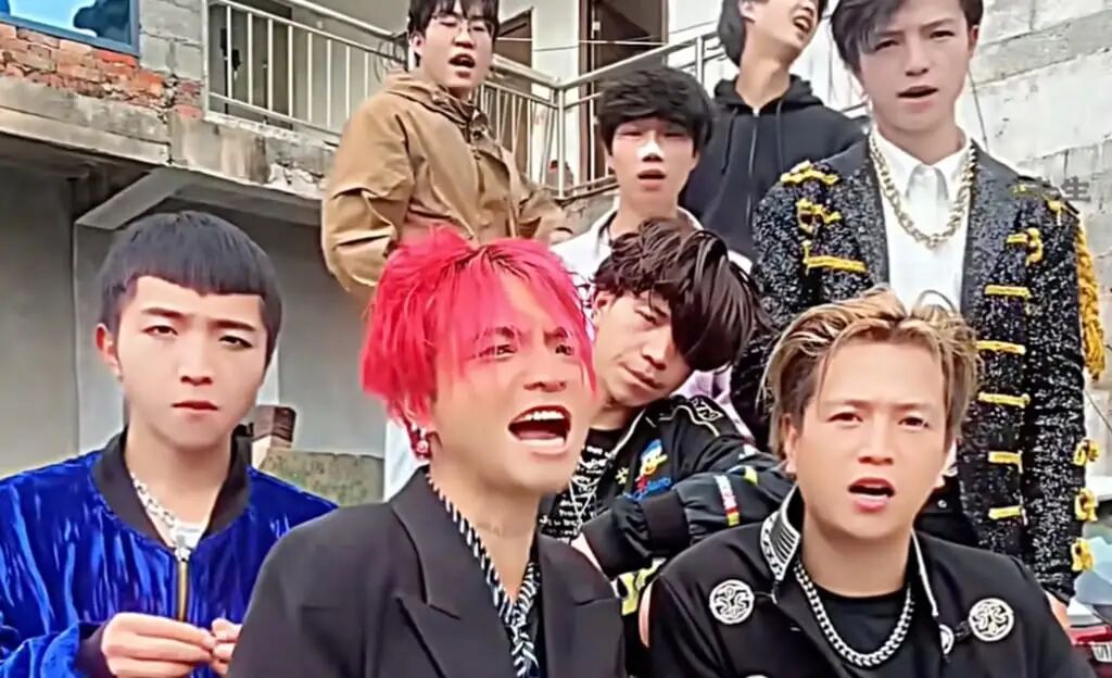 Bengshan Kalaka poses with some friends. When they finish performing online, they head out to help their mother with her farm work. Photo: Baidu