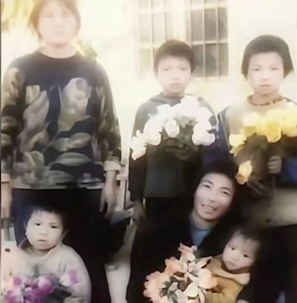 We are family: The brothers pictured in their younger days with their mother and father. Photo: Baidu
