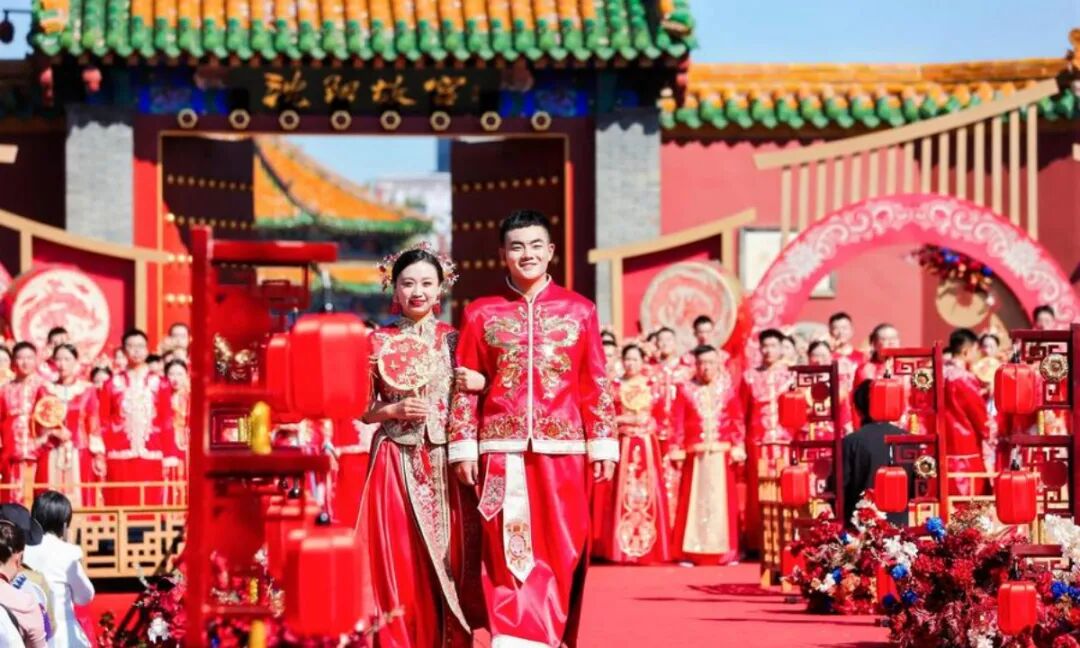 A group wedding ceremony is held in the Shenyang Palace Museum in Shenyang, northeast China's Liaoning Province, May 22, 2024. (Xinhua)