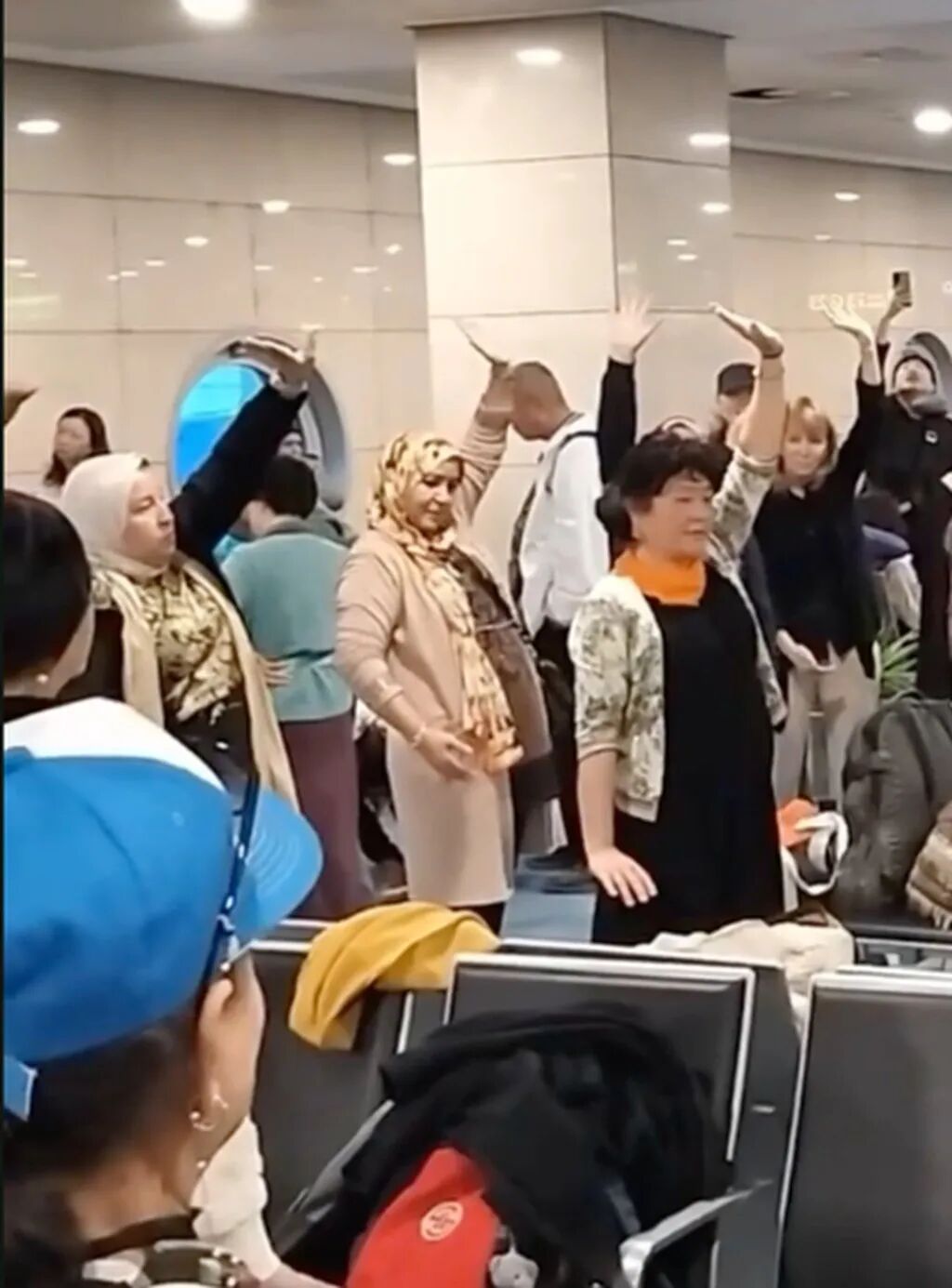 As time passed, more delayed passengers joined the impromptu qigong session. Photo: 8world