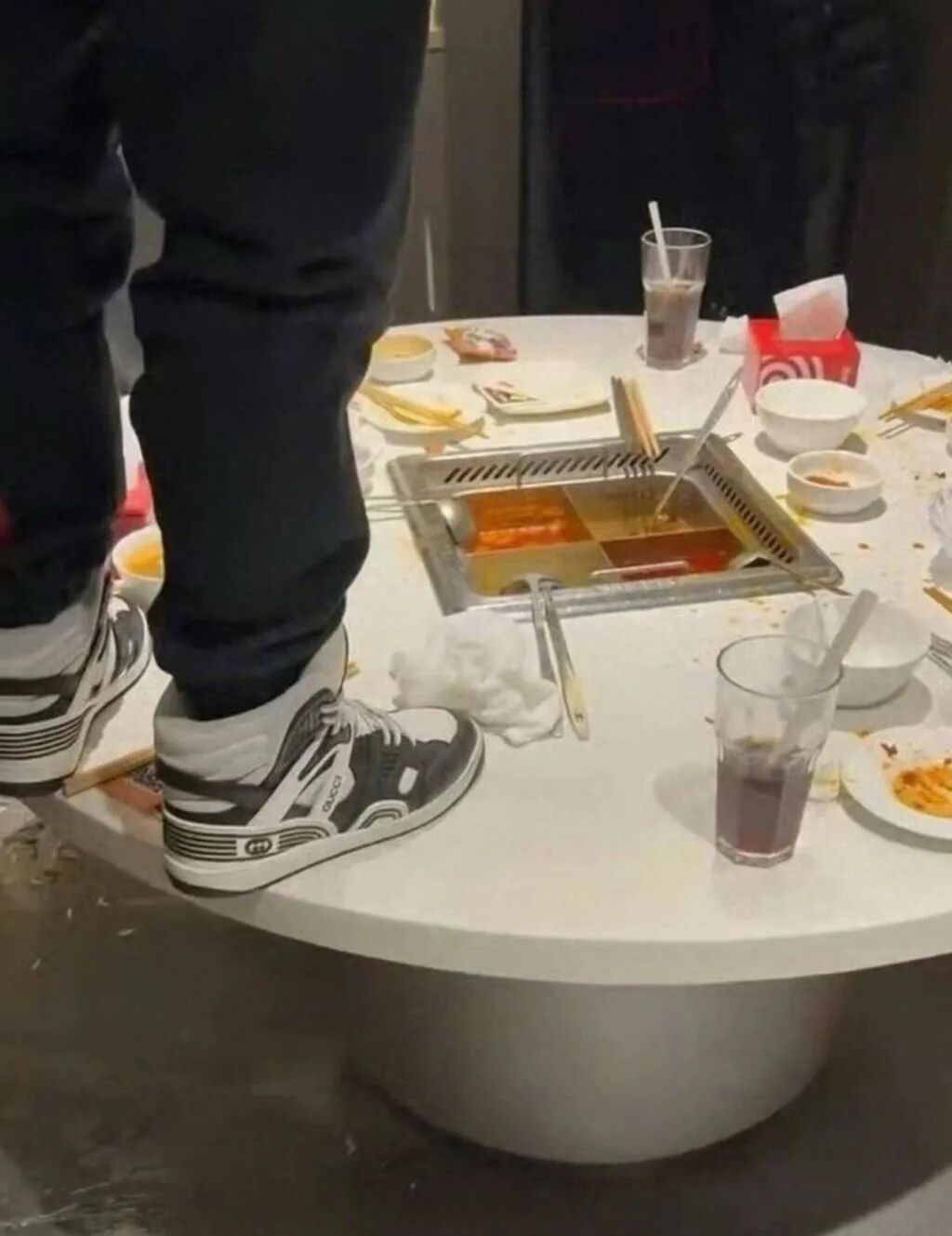 The intoxicated duo climbed onto the table and relieved themselves into the hotpot. Photo: QQ.com