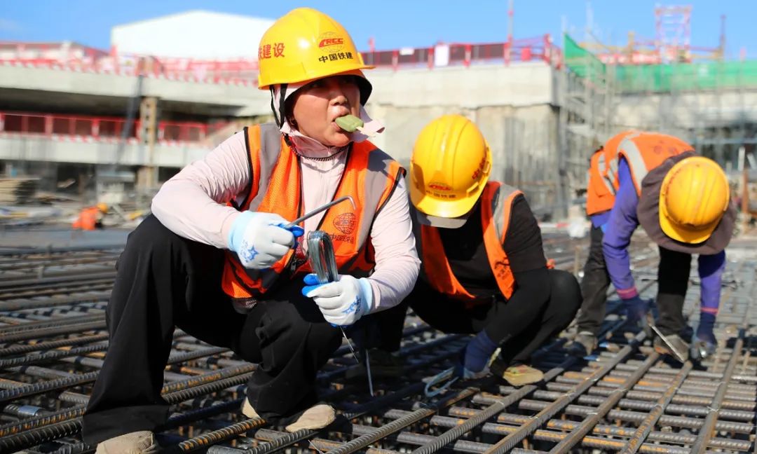 Workers at a construction site in Foshan, Guangdong Province, work as temperatures approach 34 C on April 21, 2025. Photo: IC