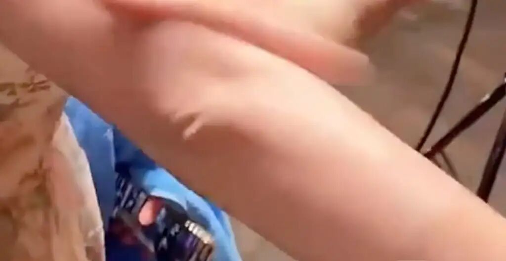 At one point, influencer Liu was seen rubbing lotion onto the arm of a woman. Photo: jiemian.com