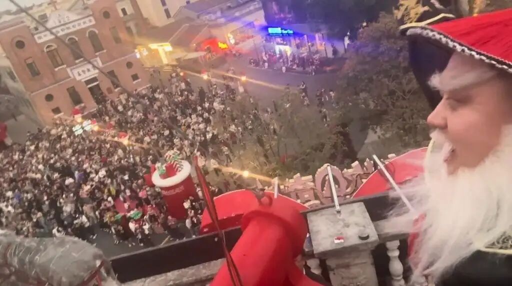 Like Santa Claus, Oboi shares red hats and white beards, symbolising the 