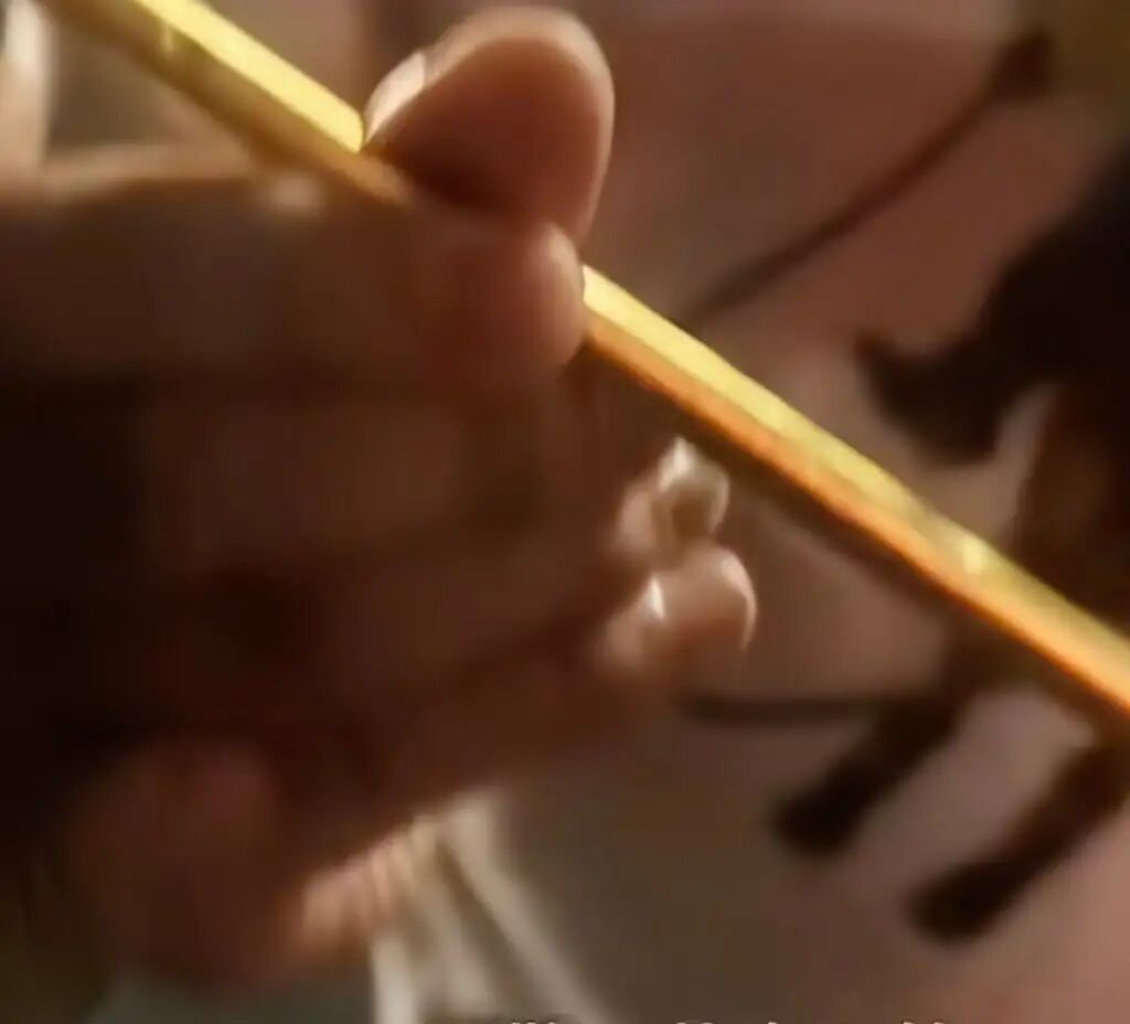 Shou had put the golden straw in his trouser pocket while he was riding his electric bicycle. Photo: Douyin