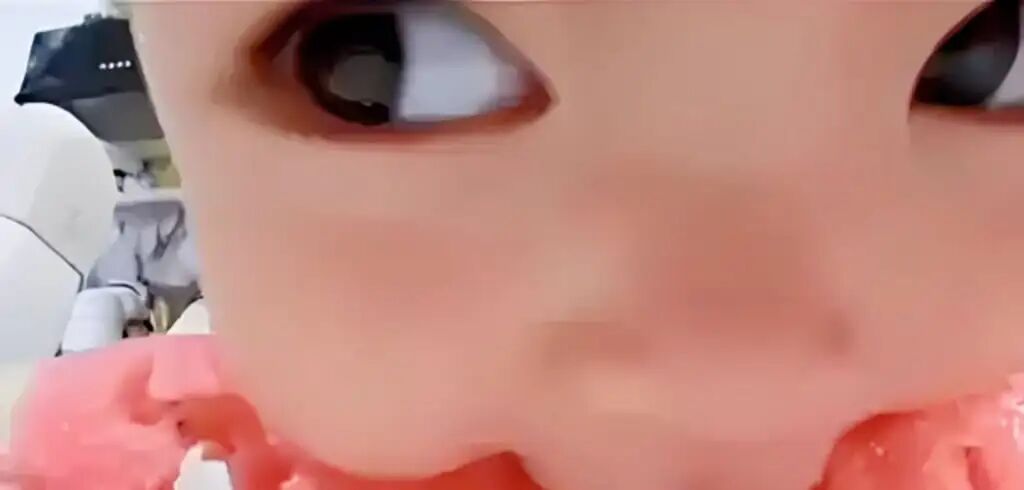 Many viewers refer to it as a mosquito's-eye view, as the child's eyes fill the screen. Photo: Douyin