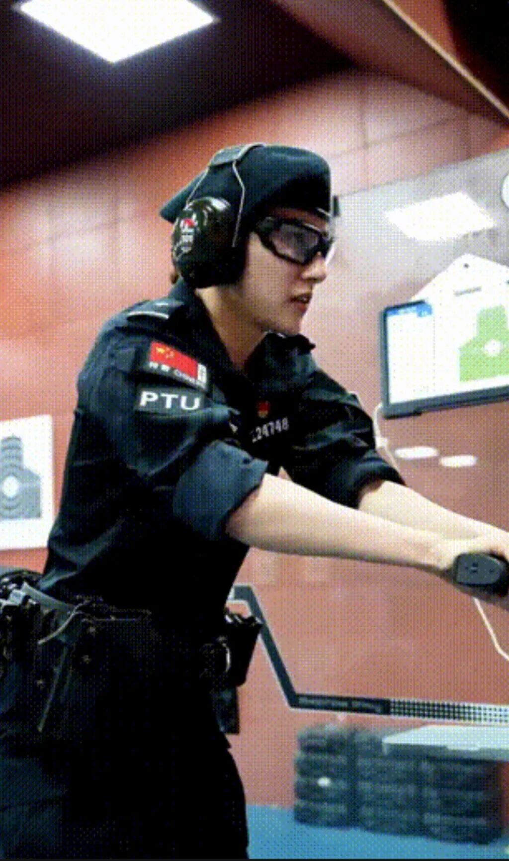 Sharp-shooting Ying Weimin gets ready to take aim during firearms training. Photo: QQ.com