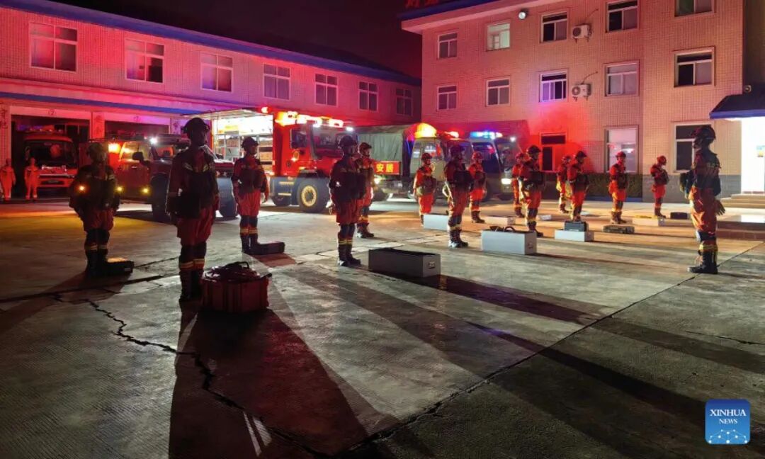 Firefighters are ready to set out for rescue operation, in Dali Bai Autonomous Prefecture, southwest China's Yunnan Province on June 5, 2025.  A 5.0-magnitude earthquake struck Eryuan County in Bai Autonomous Prefecture of Dali, southwest China's Yunnan Province at 4:31 a.m. Thursday (Beijing Time), according to the China Earthquake Networks Center (CENC).  The epicenter was monitored at 26.26 degrees north latitude and 100.03 degrees east longitude. The quake struck at a depth of 10 km, said a report issued by the CENC.  The quake was strongly felt in Eryuan County, Dali City and Heqing County, waking some residents. Local authorities in Eryuan County have promptly initiated an emergency response, with townships assessing the impact. (Xinhua)