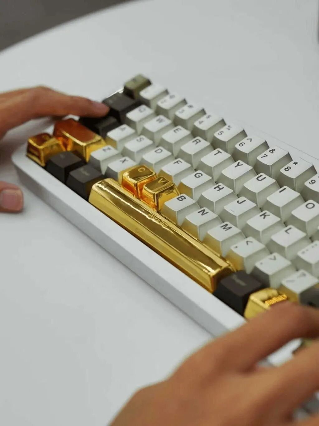 The space key, which is the heaviest keycap, weighs 35.02 grams and is currently valued at around 320,000 yuan (US$45,000). Photo: Sohu