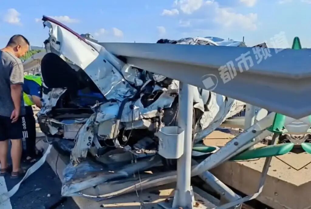 Despite Ma's quick reaction to brake, they could not avoid a collision, ending up squeezed against the highway's median barrier. Photo: Facebook