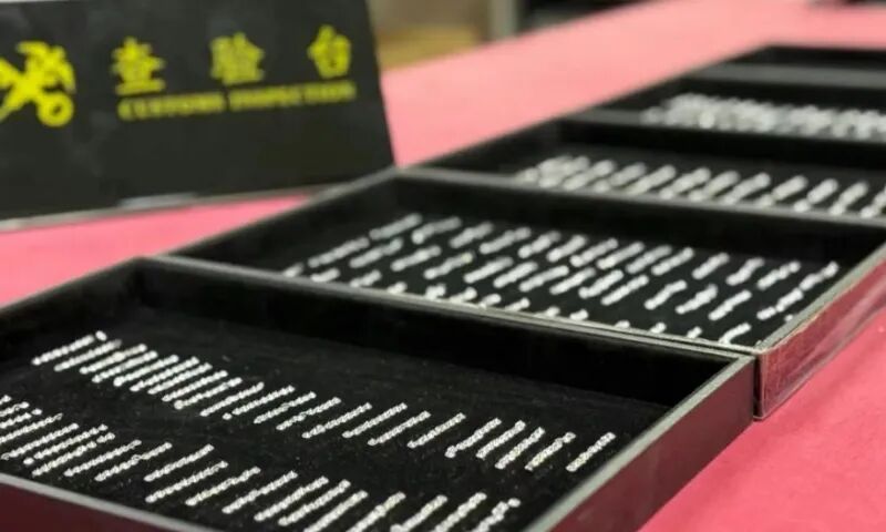 The customs of Luohu Port in Shenzhen, south China's Guangdong Province, intercept a female passenger attempting to smuggle 616.43 carats of diamonds, totaling 2,003 stones, and the estimated value of the diamonds exceeds 270,000 yuan ($37,395). Photo: General Administration of Customs of China