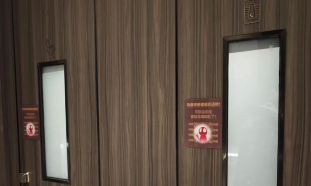 Smart glass installed on a restroom door in South China's Shenzhen turns transparent when smoking is detected inside. Photo: SZTV News