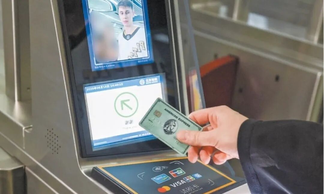 A foreign tourist taps an American Express card to pass through a subway turnstile in Beijing. Photo: Screenshot from media report