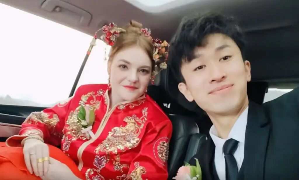 Delivery man Liu and his wife, Hannah Harris, pictured in a car on their wedding day. Photo: Douyin