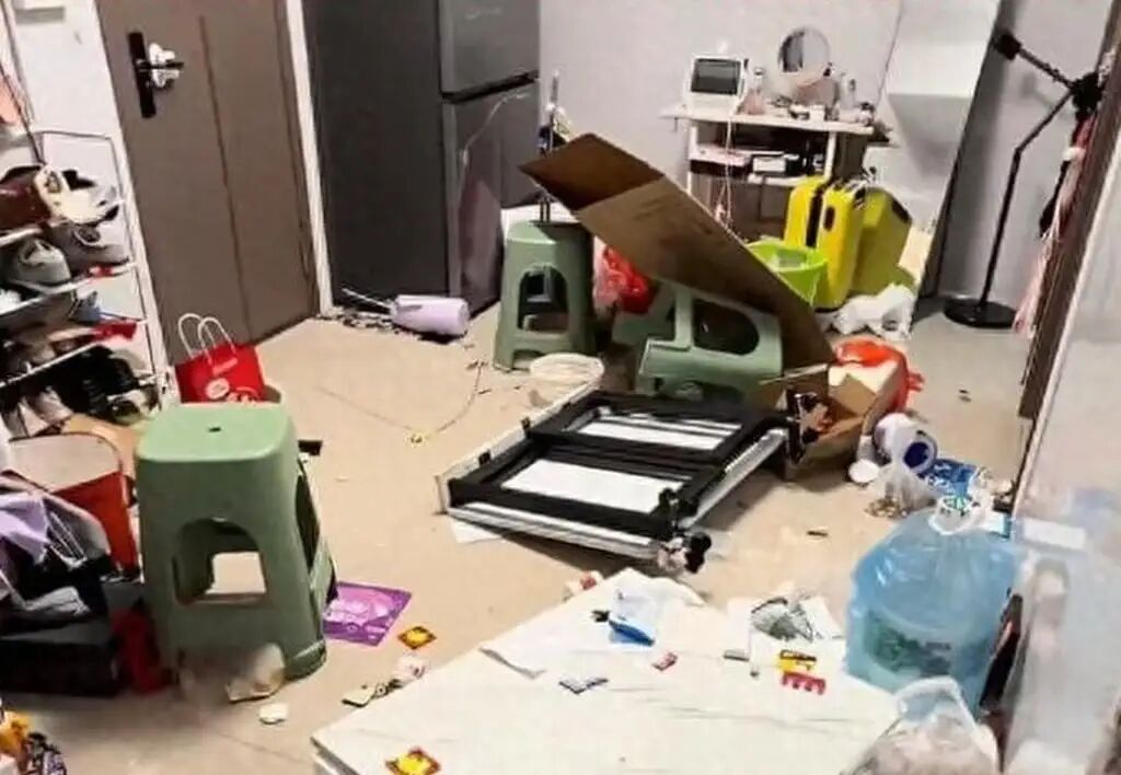 The husband's angry rampage left the couple's flat, above, in a state of chaos. Photo: 163.com