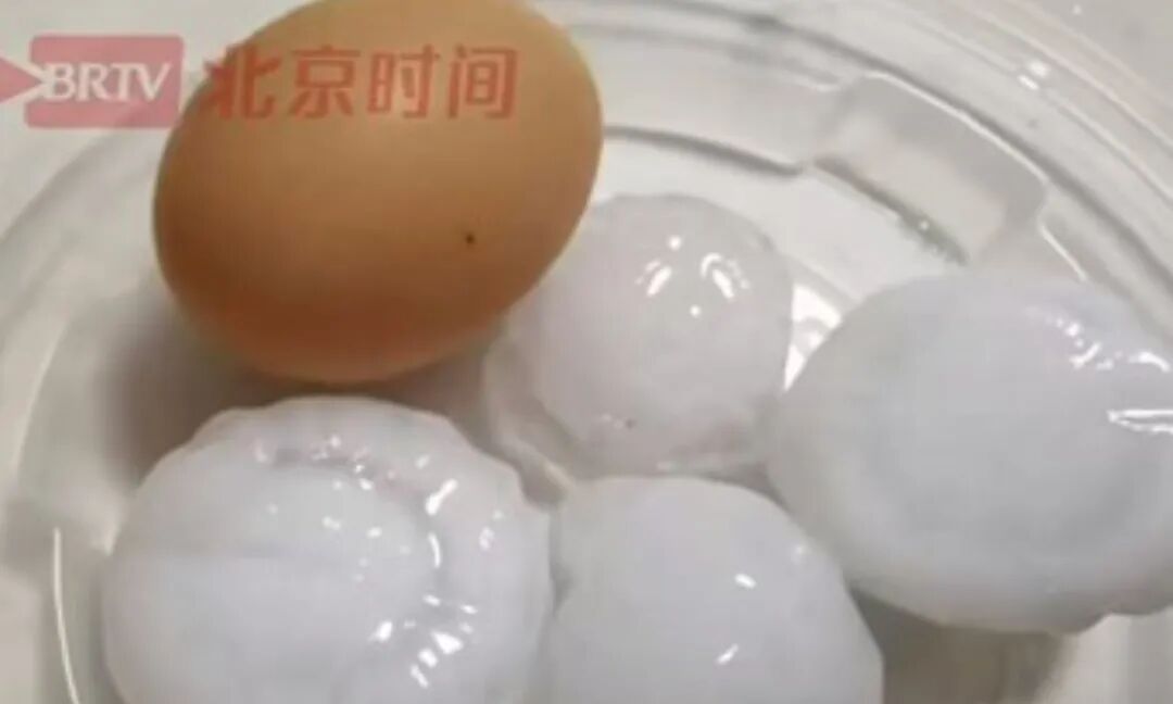 Egg-sized hailstones shared by netizens Photo: Screenshot from BRTV