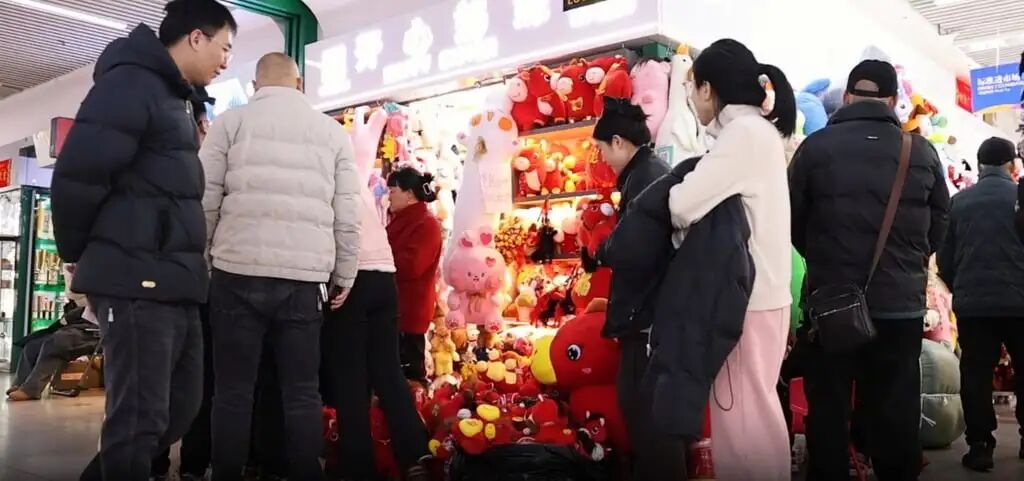 Shoppers have been snapping up the toys, boosting sales to tens of thousands daily. Photo: cz.tv