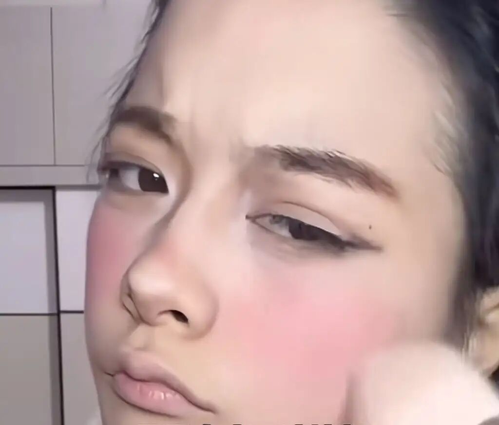 Lin applies make-up during another live stream. Her condition means she finds it difficult to do so. Photo: Douyin