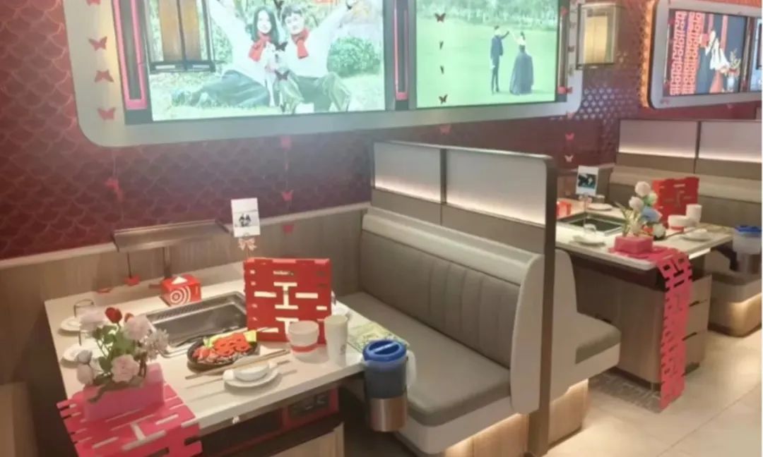 Hotpot tables decorated with the wedding blessing Photo: Screenshot from media reports