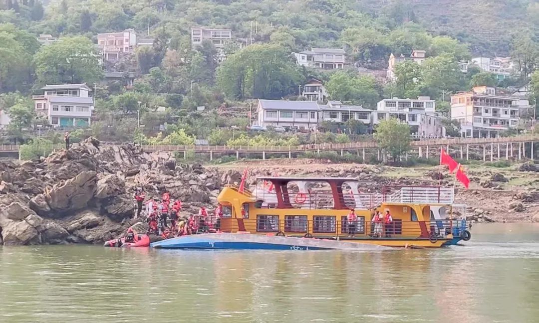People carry out search and rescue operation at the site where two passenger boats capsized in Qianxi City, southwest China's Guizhou Province, May 4, 2025. Two passenger boats capsized in Liuchong river of Qianxi City, southwest China's Guizhou Province, on Sunday afternoon, according to local authorities. About 70 people fell into the water, and more than 50 of them have been pulled out as of 7 p.m., local authorities said. A further rescue operation is underway. (Xinhua)