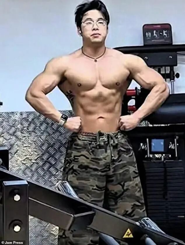 Bodybuilder influencer Bi Jiaqi, 26, dies after complaining his 'head was swollen like a steamed bun'