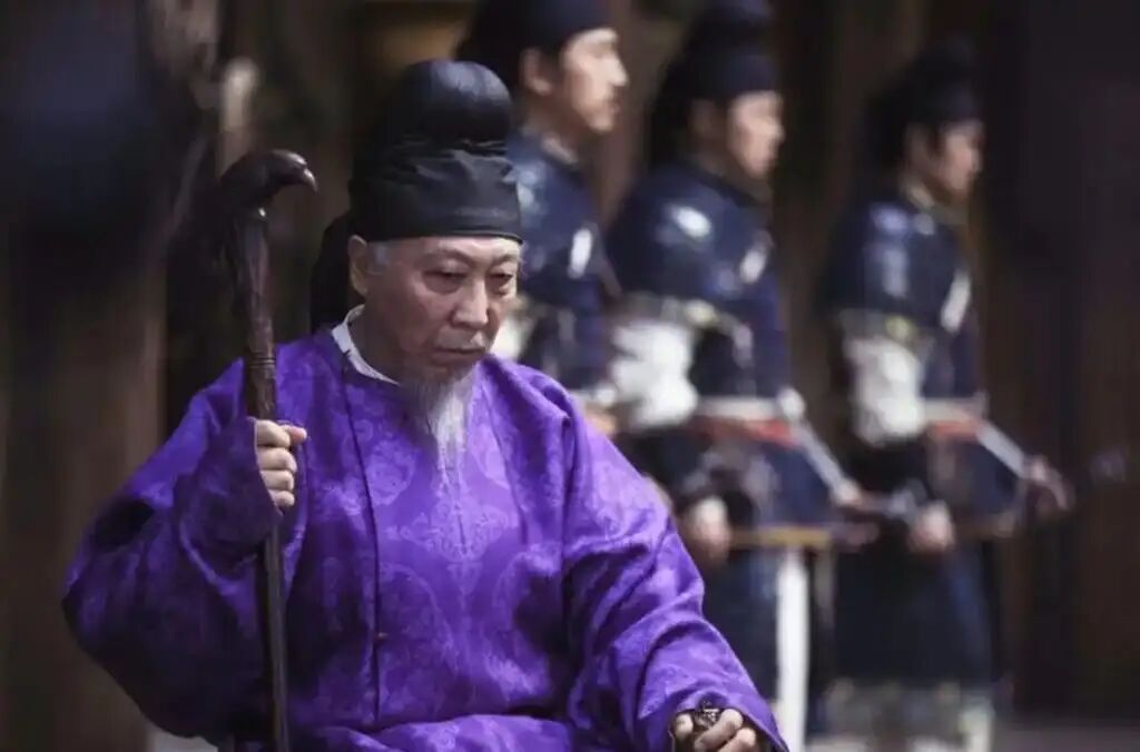 In ancient times, the general populace esteemed five 'primary colours' – red, yellow, blue, white, and black, while dismissing other hues, leading emperors, ministers, and mid-level officials to wear robes in one of these respected colours. Photo: Baidu