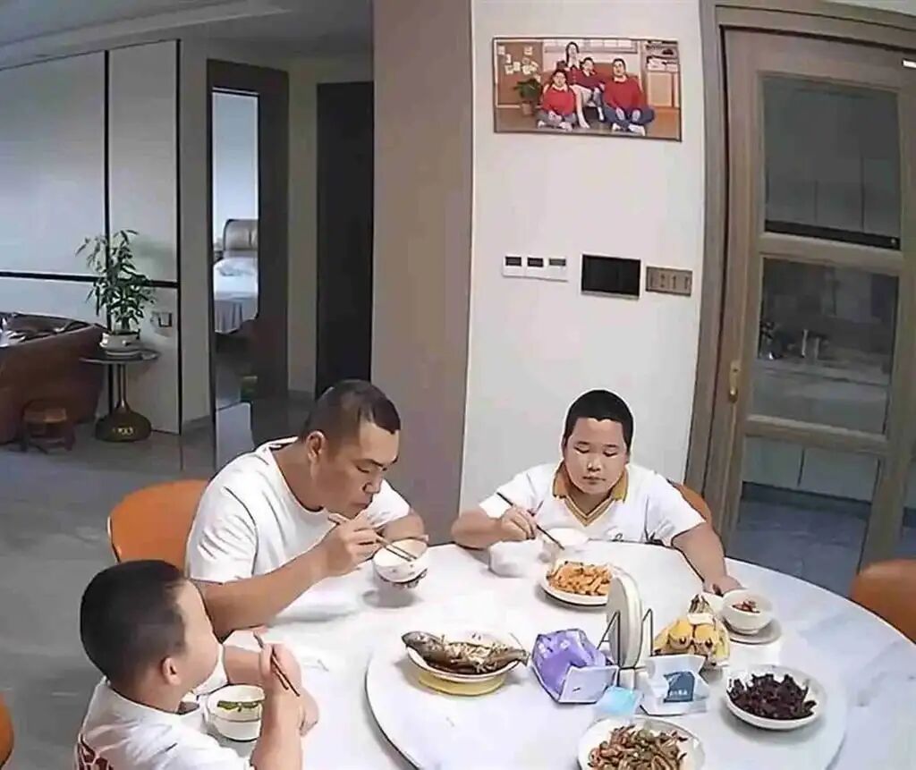 The family sits calmly eating at the dining table just seconds before the earthquake hit. Photo: Baidu