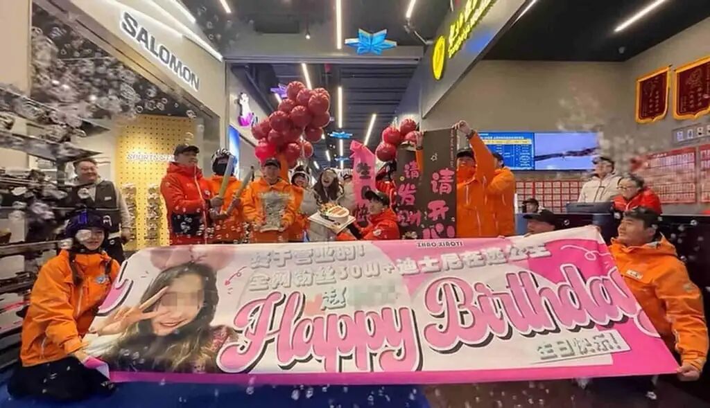 Staff and guests celebrate a birthday at the resort. The carrying service has faced criticism online. Photo: sina.com