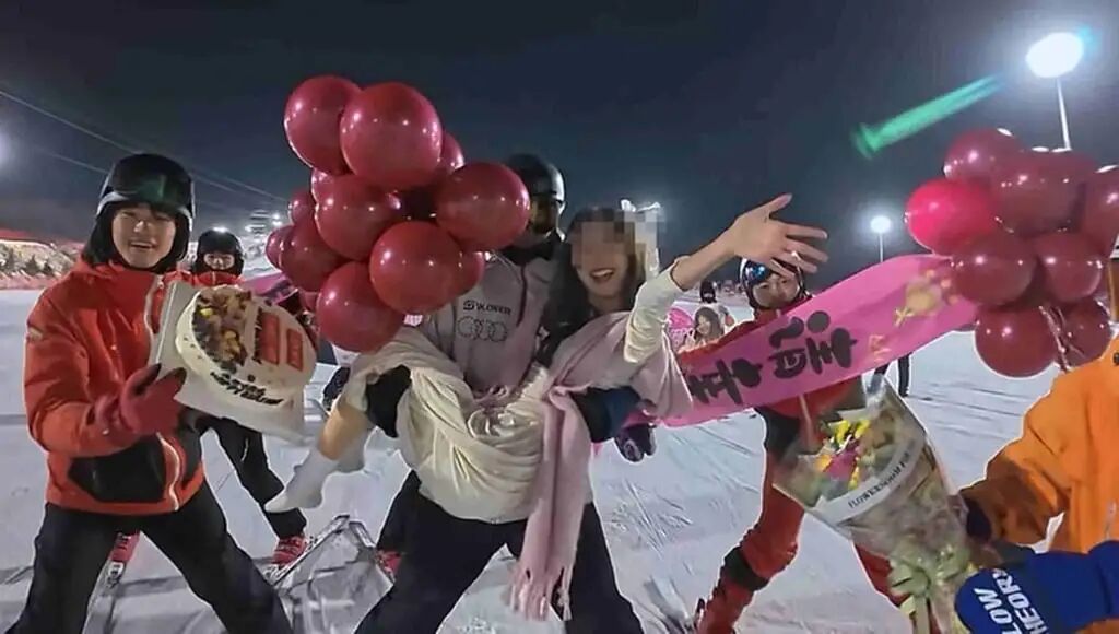 The resort says the service is for people who want to enjoy the snowy slopes but cannot ski. Photo: sina.com