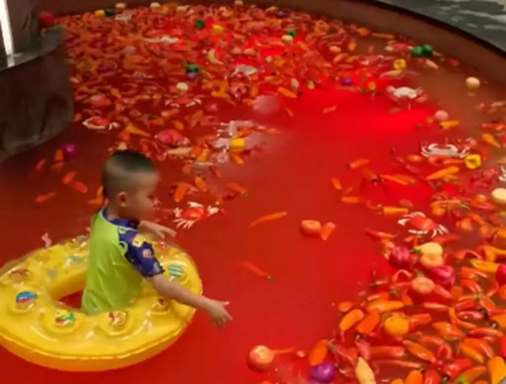 There are no age restrictions or time limits for the bath; however, individuals with cardiovascular conditions, skin issues or allergies should avoid the hotpot bath. Photo: RedNote