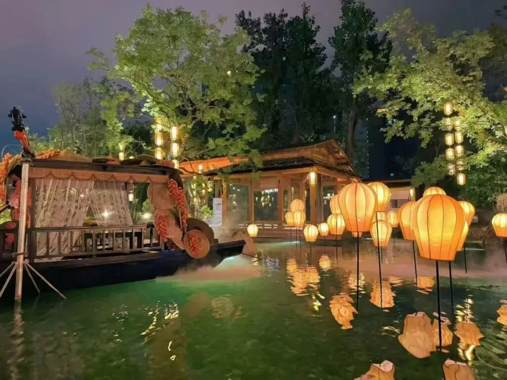 The restaurant is decorated in a style reminiscent of an ancient Chinese garden. Photo: Douyin