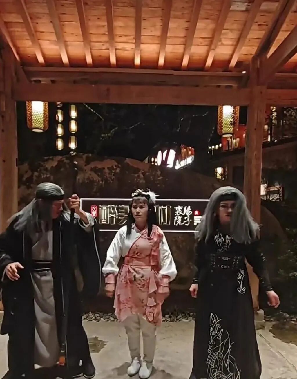 Dressed-up staff at the eatery create a lively and unique atmosphere for customers. Photo: Douyin