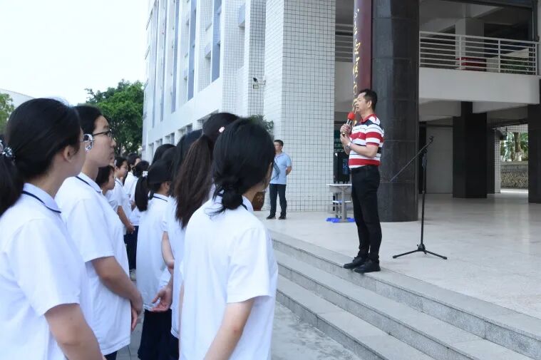 您现在的位置:>侨声中学校园网>侨声德育>德育快讯>正文内容随后,来自