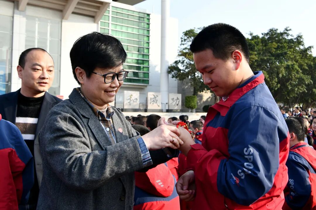 侨声德育>德育快讯>正文内容战鼓擂鸣铮铮誓言吴健康书记,校长为年段