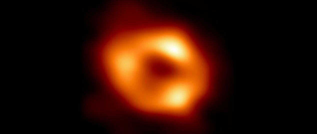 来了！首次公布！银河系中心超大质量黑洞照片，长这样→