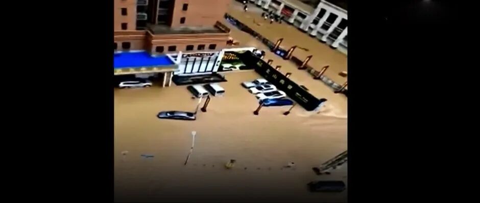 塌方!决堤!河水暴涨!开闸泄洪!强降雨洪涝来袭,这里街道变“河道”…