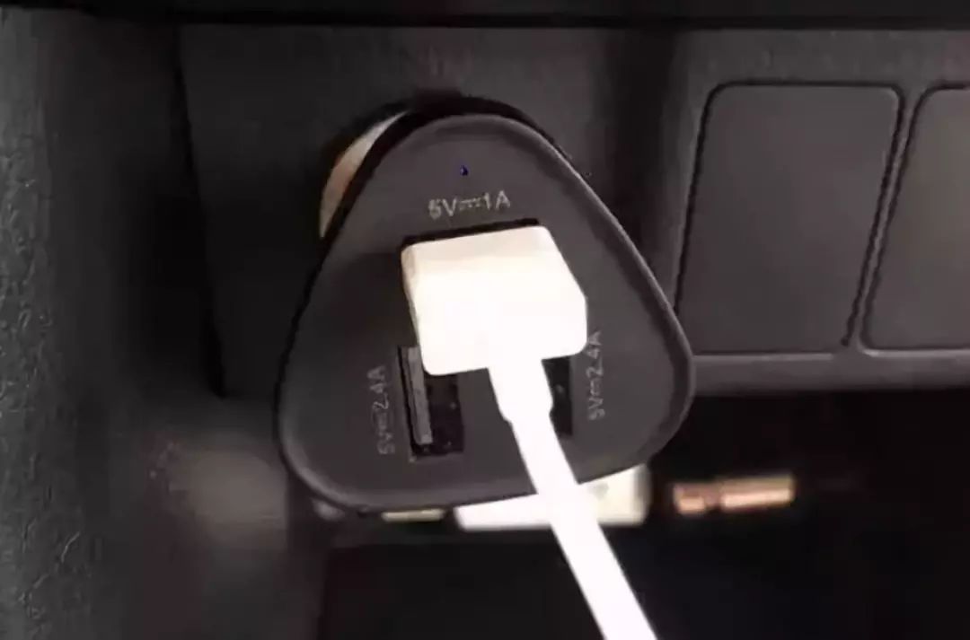 科普丨為什麼車內給手機充電越充越少？開車充電，後果原來這麼嚴重！ 科技 第2張