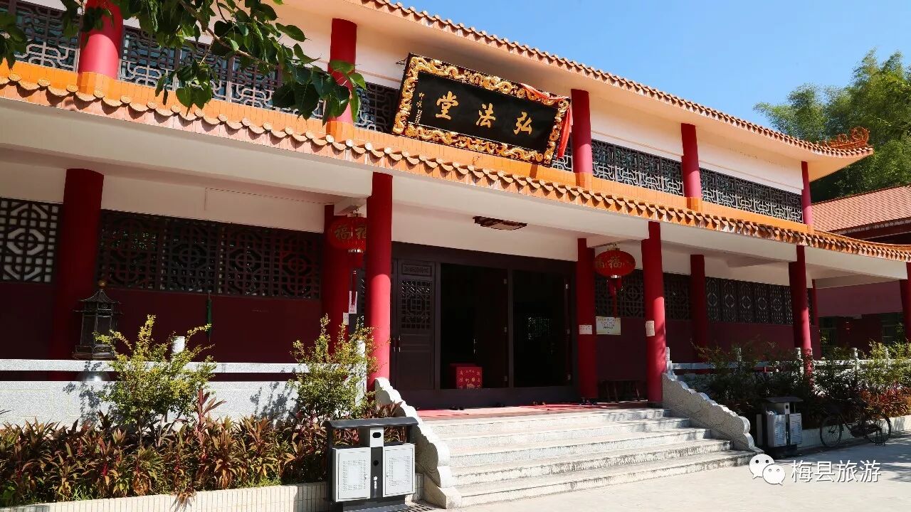 畲江禅林寺五方菩提佛塔下的叩问