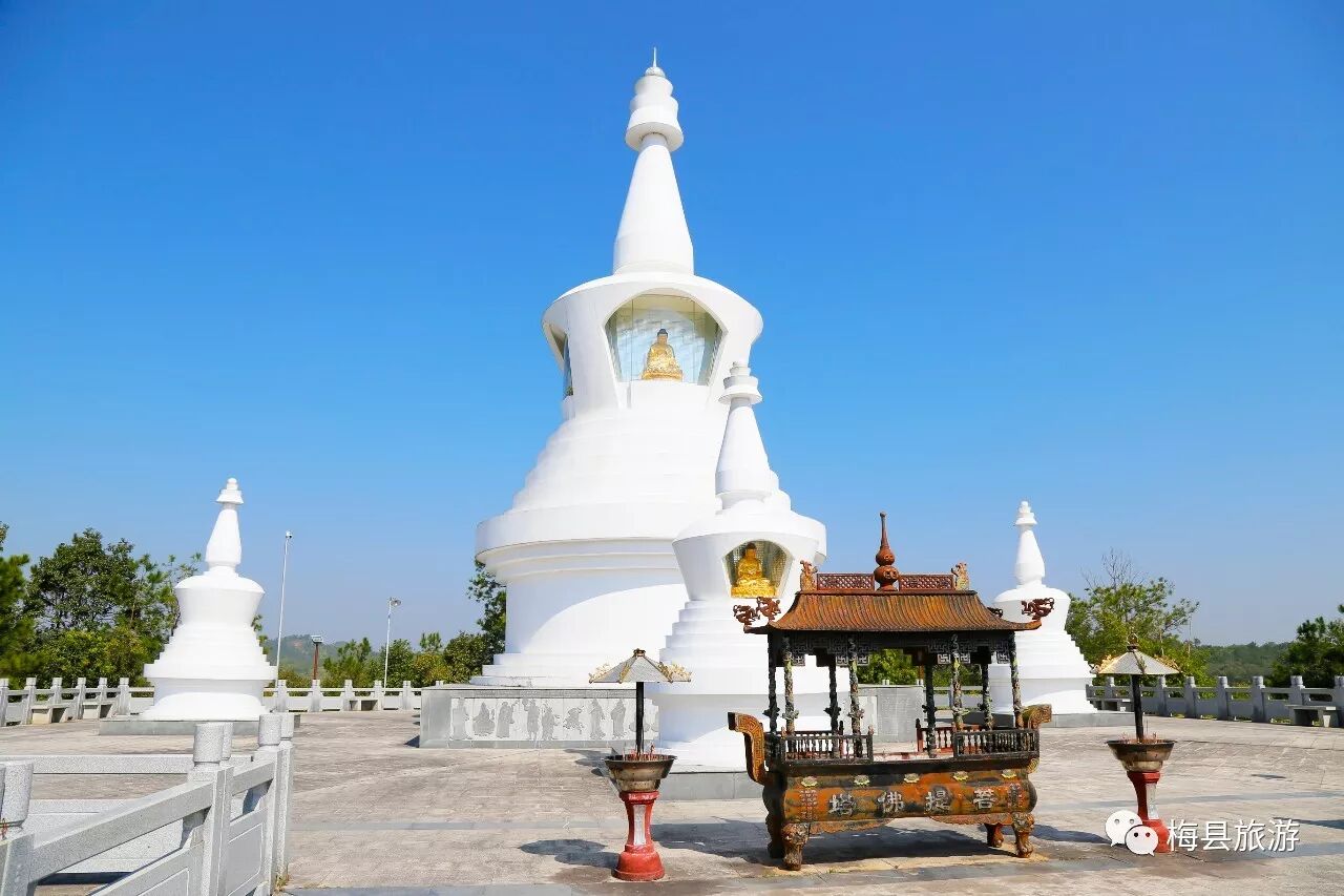 畲江禅林寺五方菩提佛塔下的叩问