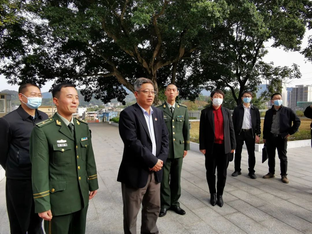 县委书记郑伟平看望慰问离退休老干部和驻军部队官兵