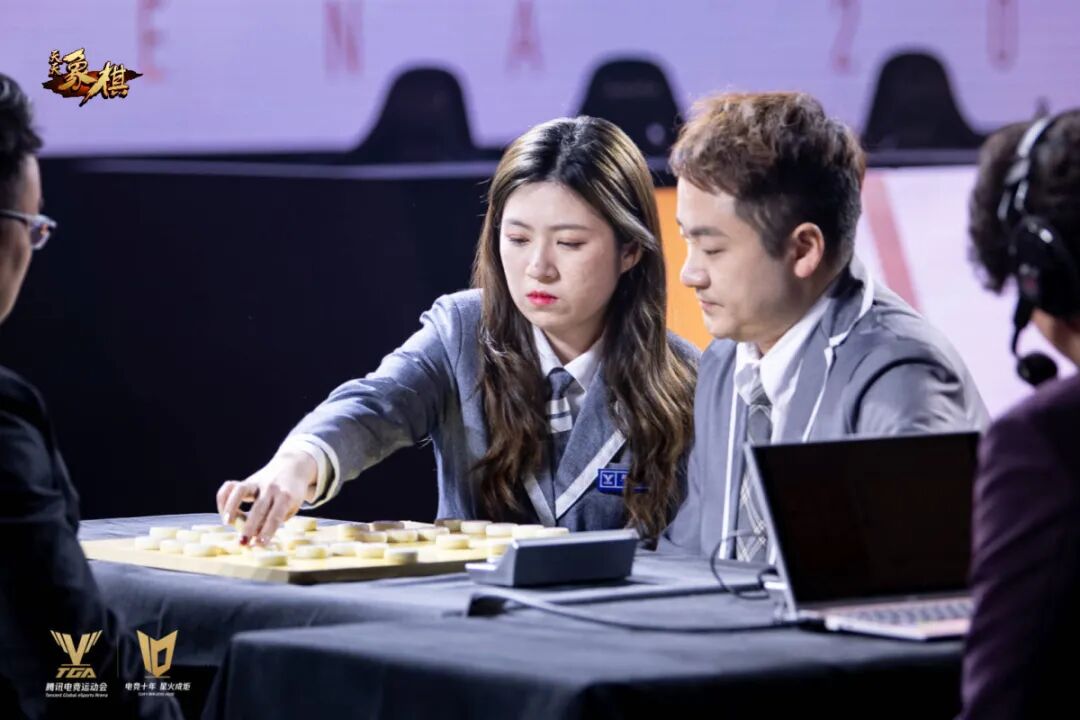 党斐cp以起马对右象布局,红后补中炮,挥车过河,不到七个回合,黑的乌龟