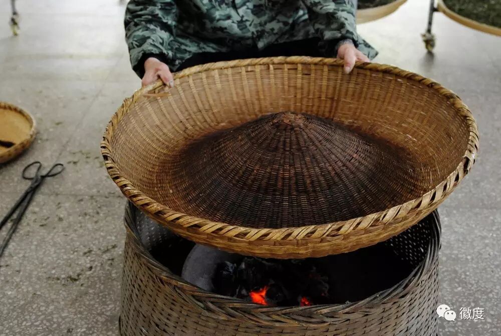 >>>舒福俊准备使用炭火烘烤茶叶.