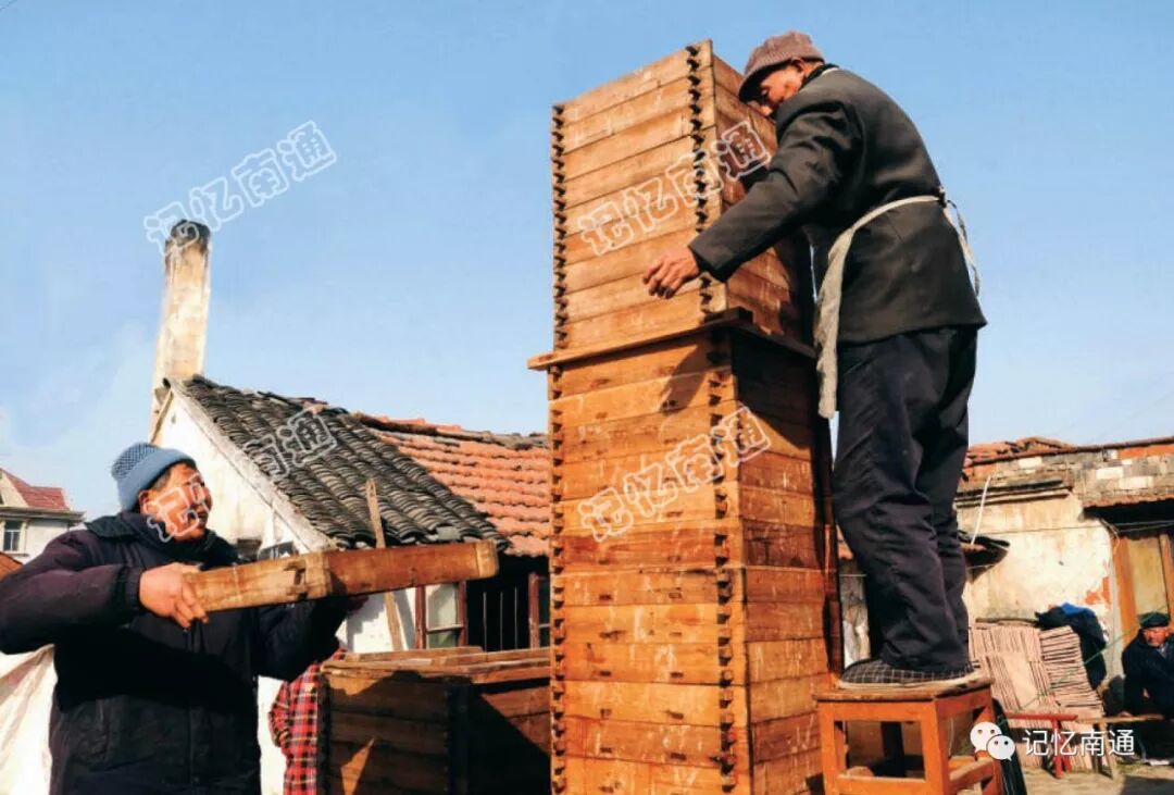 4高高摞起的屉笼里是老人为新年而备的馒头  卑多敏摄.webp.jpg