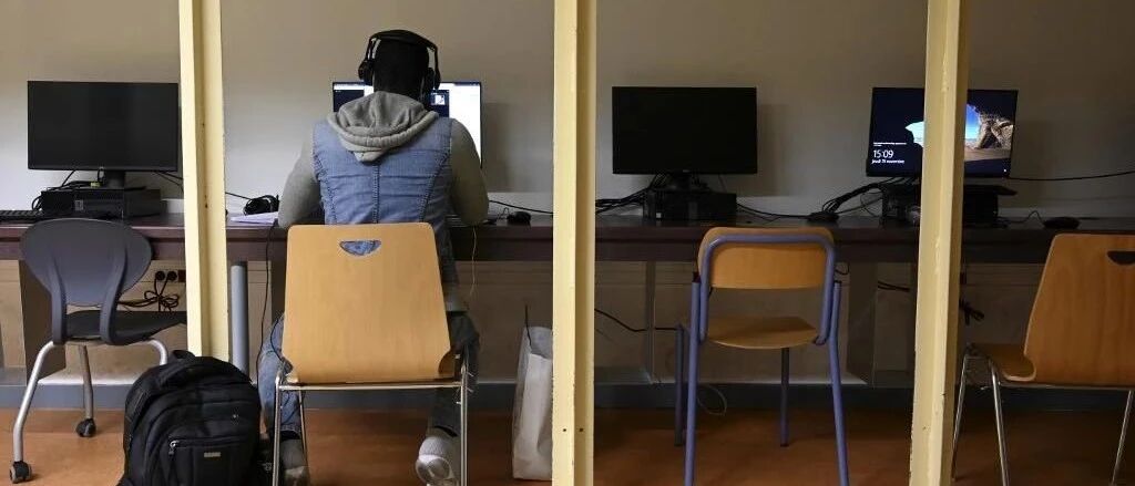 法国增2.2万！数万商校生请愿退学费：“1.4万欧网课太亏！”巨额学费学校用哪去了？