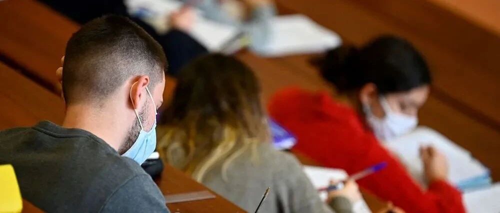 法国日增近21万，英国18万！法国坚持大学线下考试，学生：就算感染也要去考