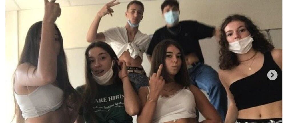 穿迷你裙去上学！法国高中着装禁令引发“穿衣自由”运动！马克龙苦口婆心劝学生