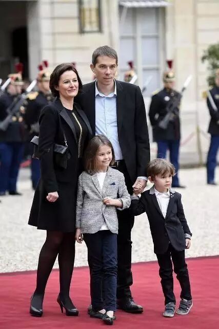 奥朗德离开后,马克龙妻子布丽吉特的儿子,女儿与侄女等家人走红毯进入
