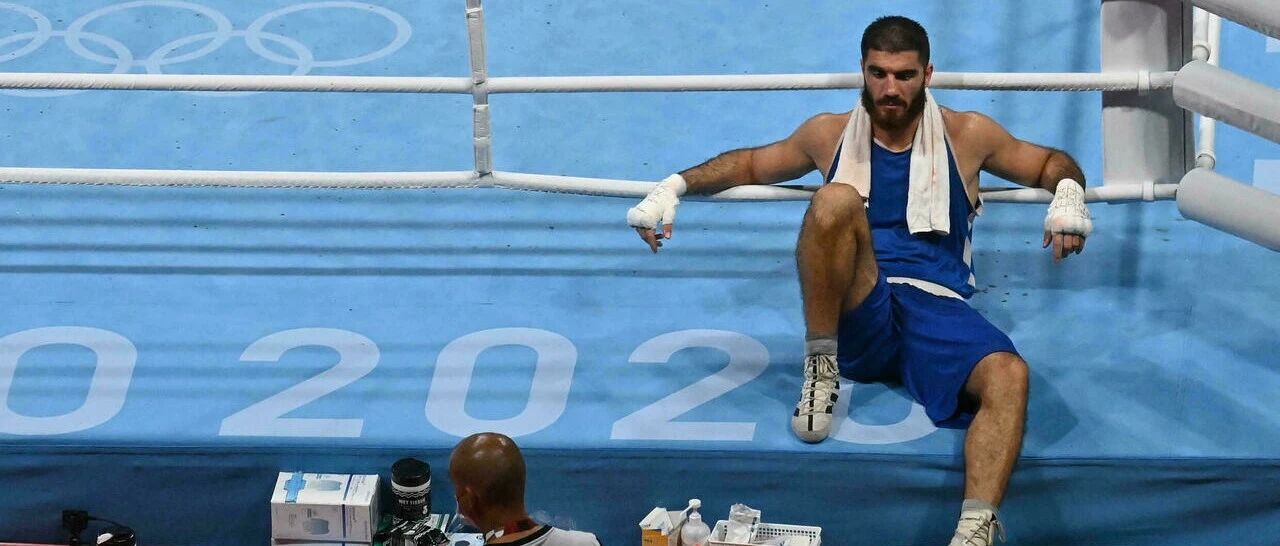 输给裁判？法国拳击手不满错判，静坐45分钟抗议！“这是奥运丑闻！”