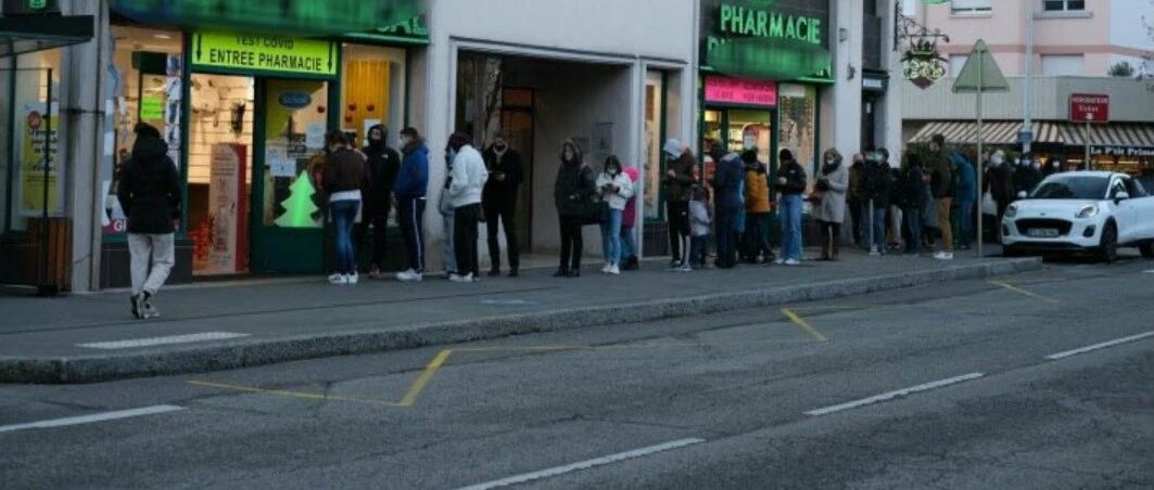 开学4天，法近1万班级停课，近5万学生确诊！带娃排队数小时做检测，家长心力交瘁